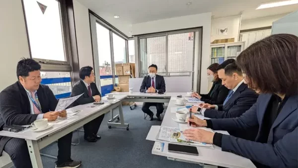 衆議院議員の伊藤しゅんすけ議員と町田市議会議員の方々が来社されました。